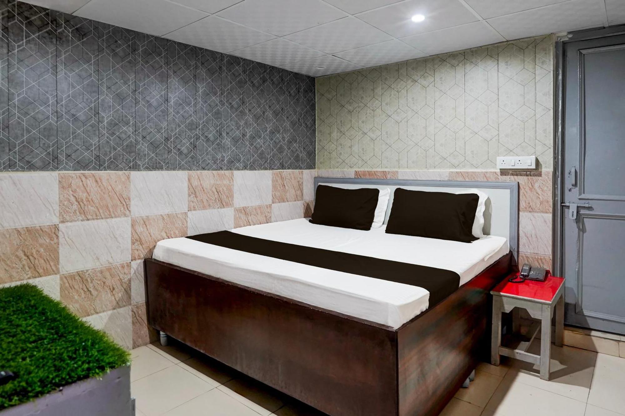 Hotel O Anant Ghaziabad Eksteriør bilde